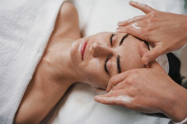 facial treatment in spa setting